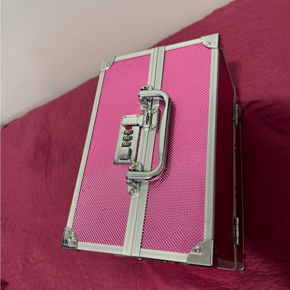 Makeup Cosmetics Kit - Picture 4 of 9